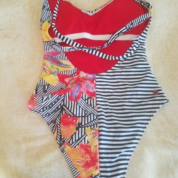 Volcom - Picture 3 of 3